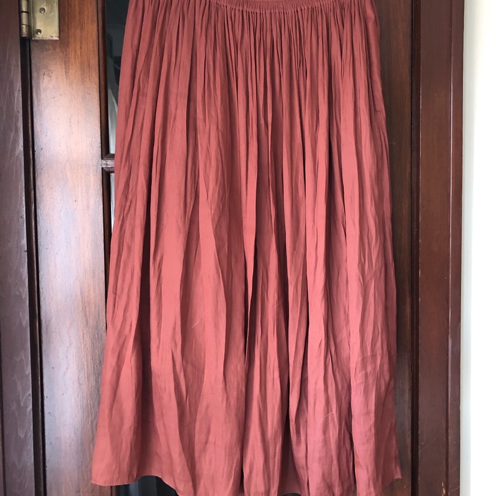 Uniqlo midi kirt with elastic waist and pockets